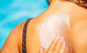 Léto bez chemie aneb proč si vaše pokožka zaslouží přírodní opalovací krémy