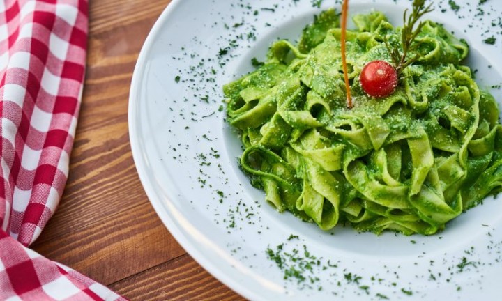 Jaro na talíři: odlehčený jídelníček, zelená barva a kyselá chuť